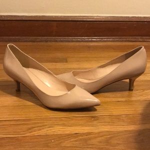 Nude patent leather pointy toed heels NINE WEST